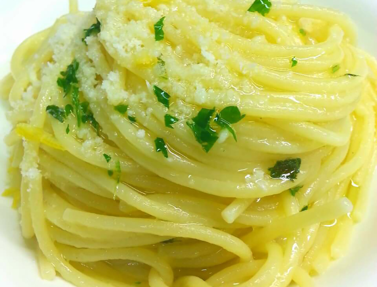 Spaghetti al limone, la ricetta di Procida spiegata da Stefano De